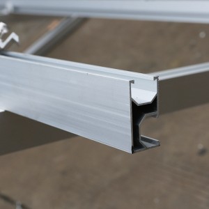 Nagbibigay ang mga produkto ng adjustable solar clamp at metal roofing solar mount bracket para sa pv support structure